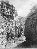 1321 - Тифлисъ. Ущелье у Ботаническаго сада съ домиками надъ кручей.jpg.jpg
